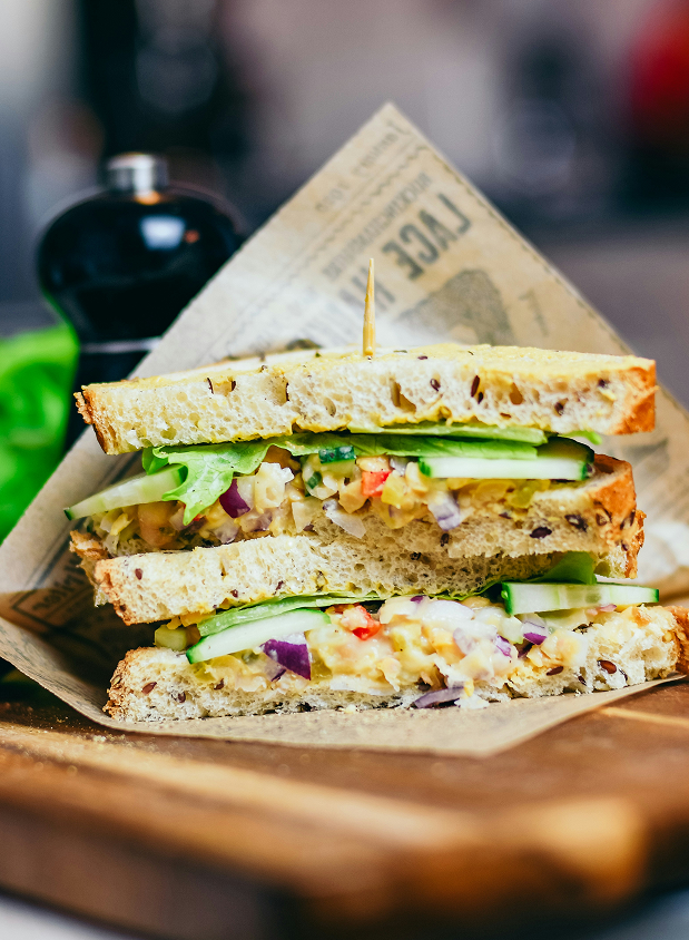Rijkelijk belegde sandwich lunch voor zakelijke groepen bij strandtent Solbeach.