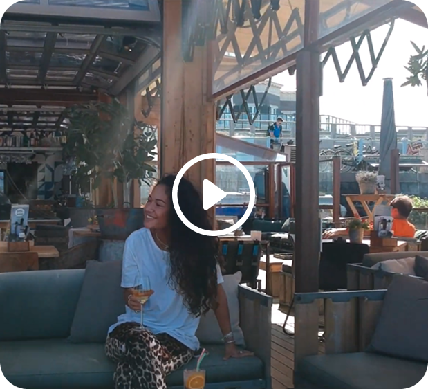 Sfeervideo afspelen van het terras bij beachclub Solbeach Scheveningen.