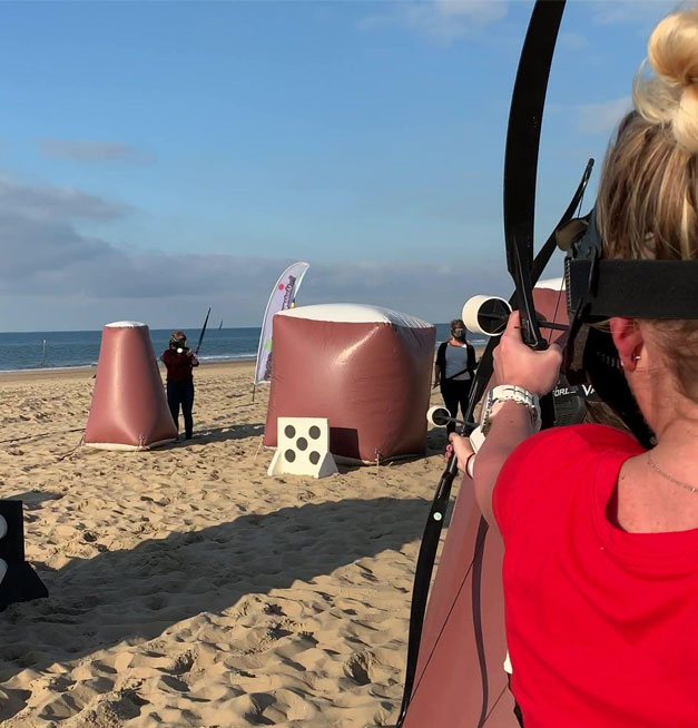 archerytag Actieve archery tag workshop met pijl en boog op het strand voor beachclub Solbeach.