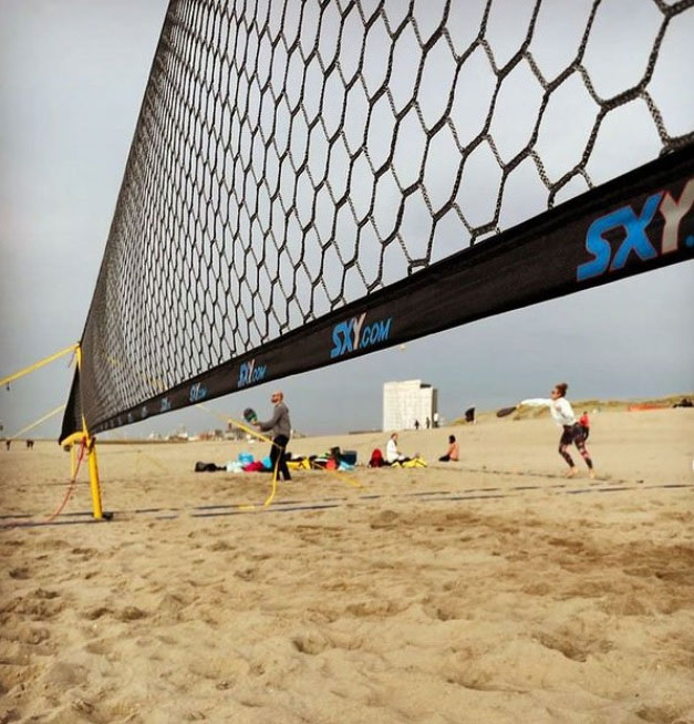 Volleybalveld in het zand voor sportieve teambuilding en strandspellen bij Solbeach Scheveningen.