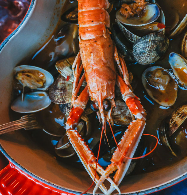 culinair Rijkgevulde fruits de mer schaal met kreeft en mosselen bij strandtent Solbeach Scheveningen.
