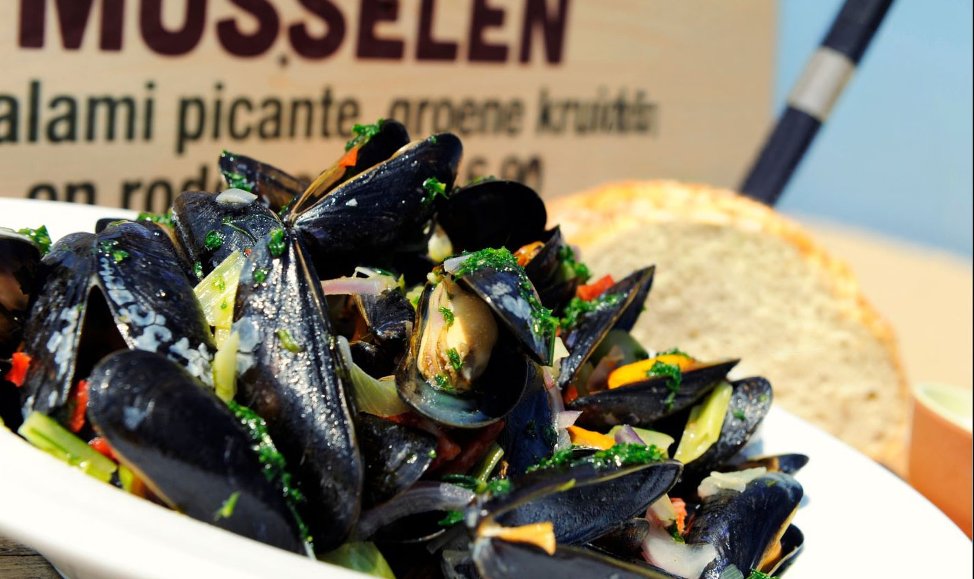 Verse Zeeuwse mosselen met knapperig brood geserveerd bij strandtent Solbeach Scheveningen.
