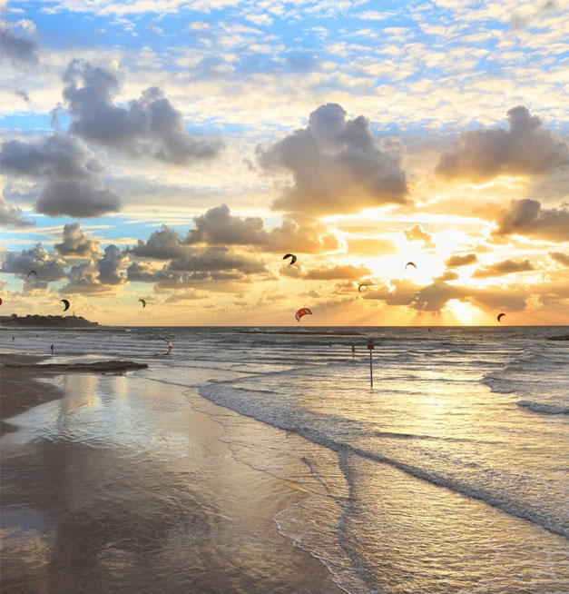 Vliegeren en powerkiten op het strand van Scheveningen tijdens zonsondergang bij Solbeach.