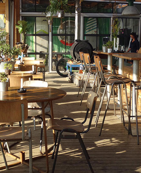 Lichte binnenruimte met houten meubilair voor zakelijke bijeenkomsten bij Solbeach.