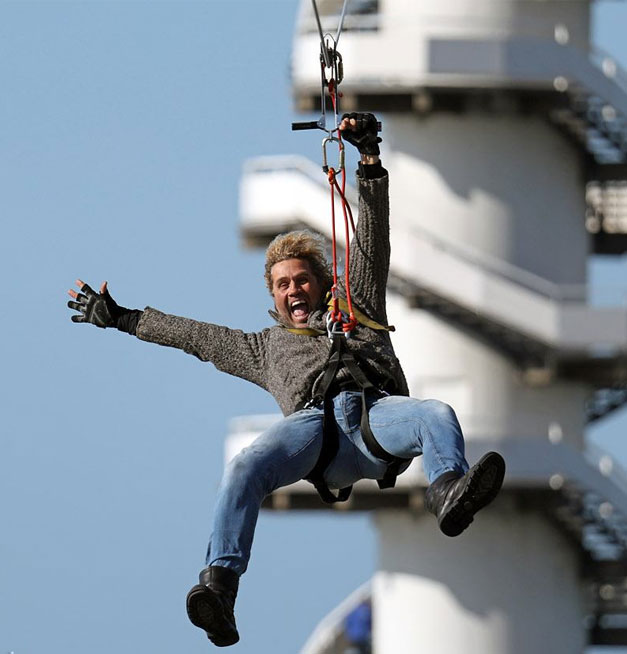 zipline Spectaculaire zipline afdaling vanaf De Pier van Scheveningen tijdens een bedrijfsuitje met Solbeach.