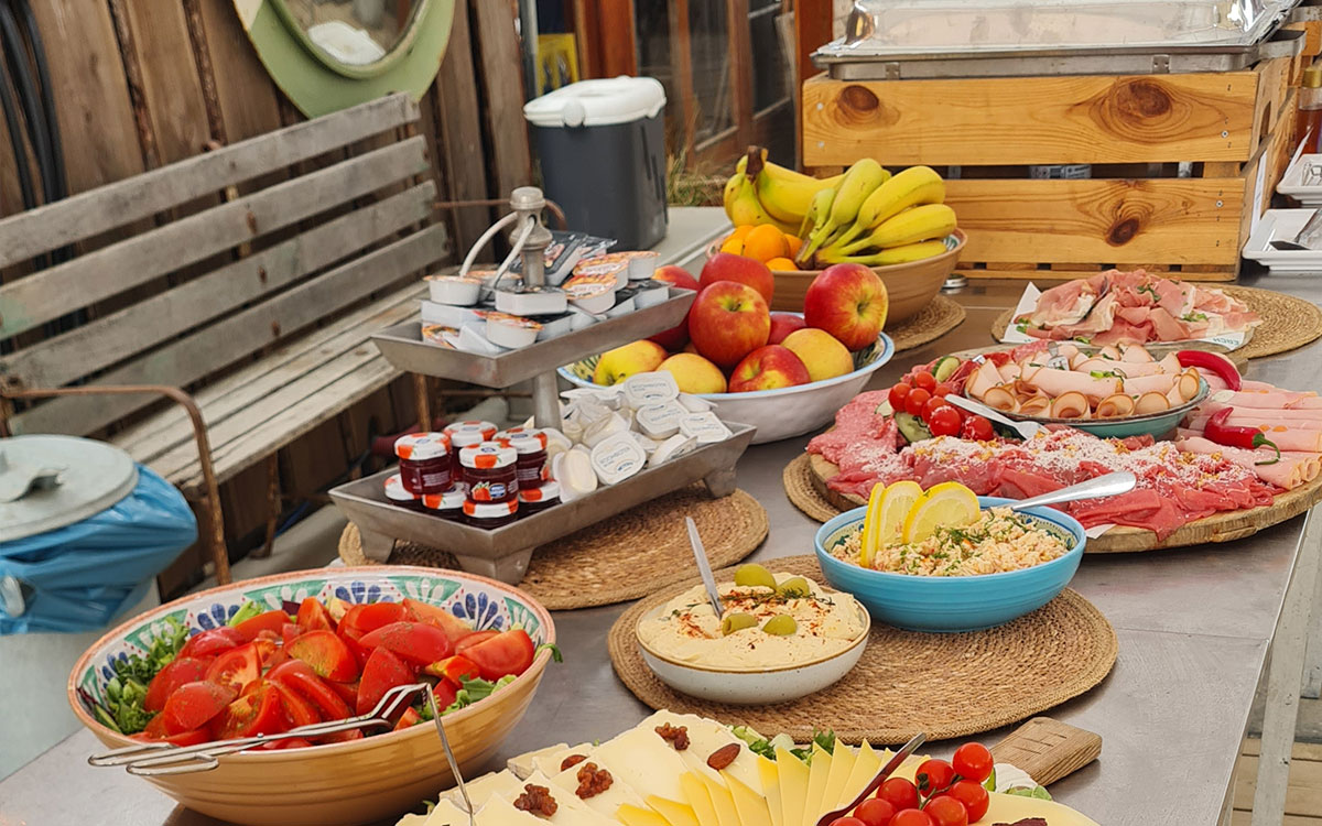 detailarrangement-1 Dessertbuffet met vers fruit en zoete lekkernijen bij strandtent Solbeach Scheveningen.