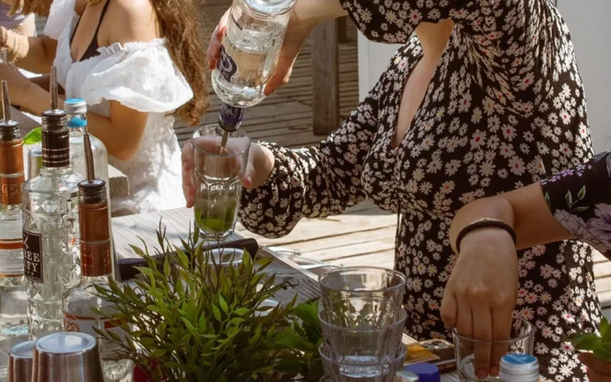 Cocktailworkshop achter de bar als zakelijk bedrijfsuitje bij beachclub Solbeach Scheveningen.