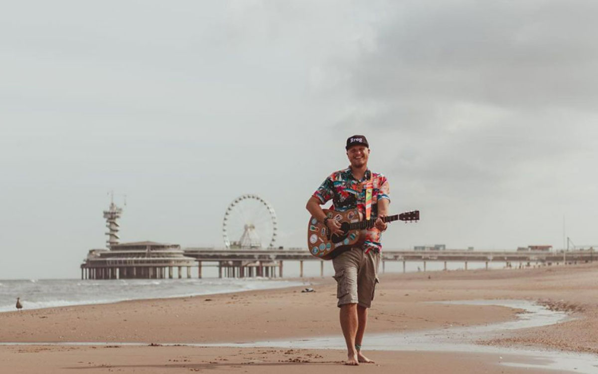 detailgoodvibes Live muziek met akoestische gitaar op het strand voor beachclub Solbeach Scheveningen.