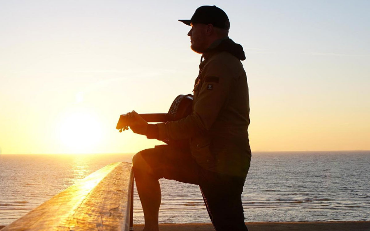 detailgoodvibes2 Ontspannen sfeer bij zonsondergang op het strand van Scheveningen na een zakelijk bedrijfsuitje.