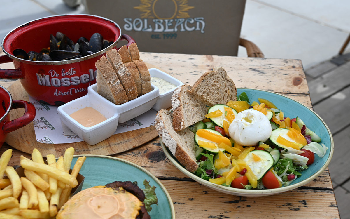 Verse salade met knapperig brood tijdens een zakelijke lunch bij Solbeach Scheveningen.