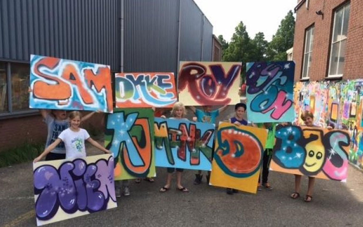detailkidsgraffity Creatieve graffiti workshop op houten panelen bij beachclub Solbeach.