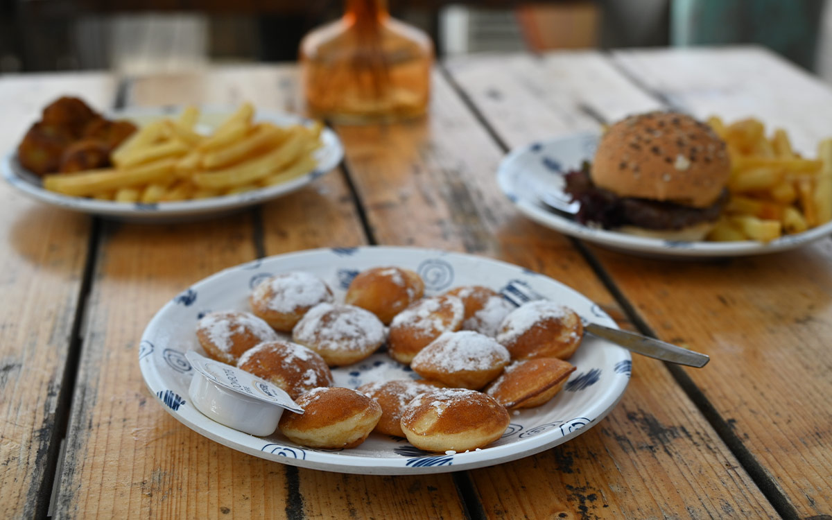 Versgebakken poffertjes met roomboter en poedersuiker van het menu bij Solbeach.