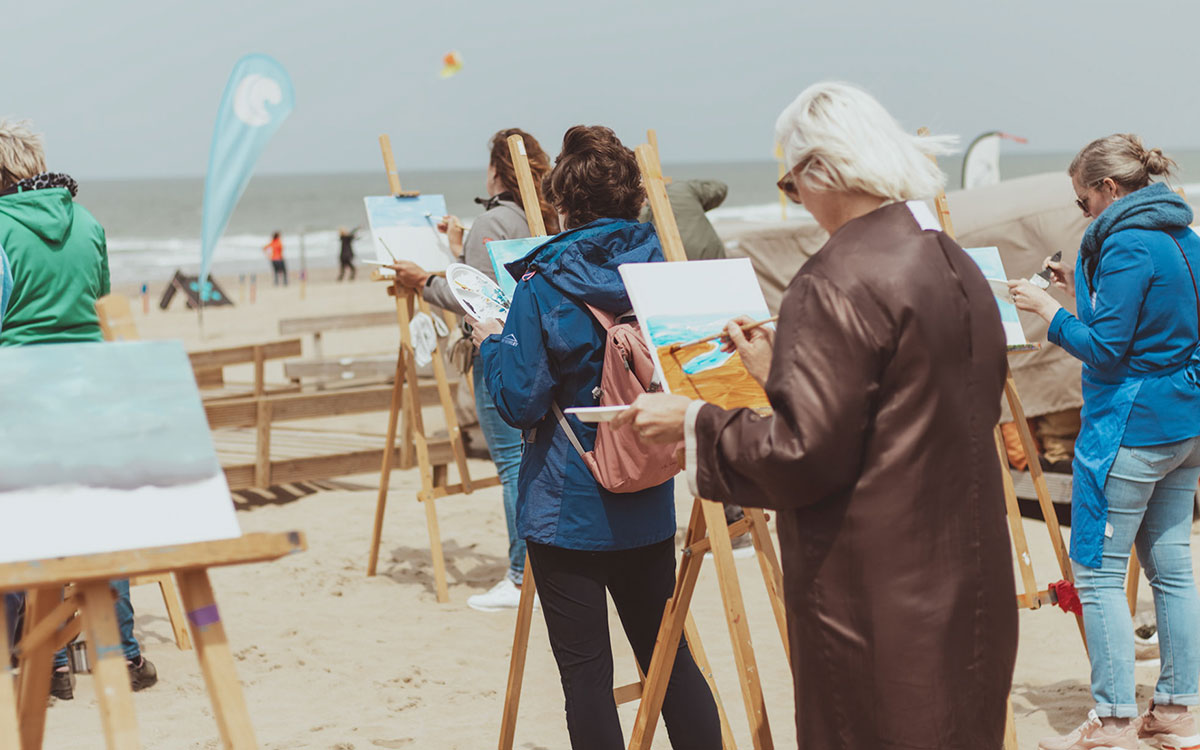 Creatieve workshop schilderen op ezels met uitzicht op zee bij strandtent Solbeach.