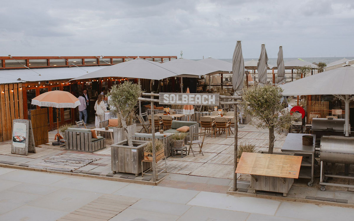 Zonnig terras van beachclub Solbeach ingericht voor feesten en zakelijke evenementen.