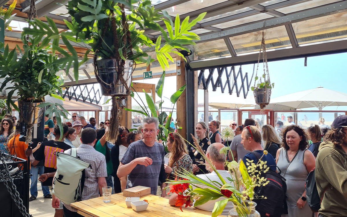 Overdekte feestlocatie met bar en stranduitzicht voor bedrijfsevenementen bij Solbeach.