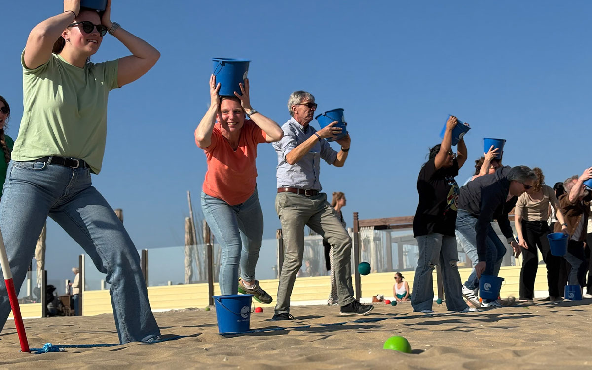detailteambuilding-2 Collega's doen een actief strandspel als onderdeel van een teambuilding programma bij Solbeach.