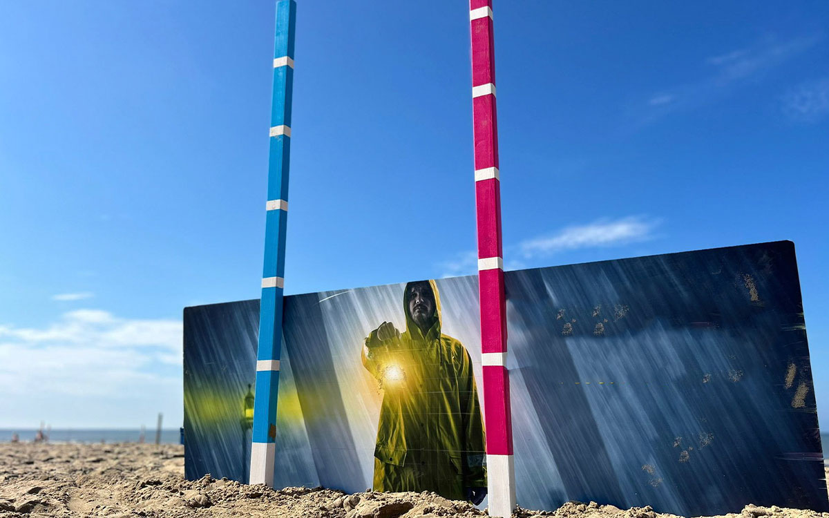 detailteambuilding-5 Kleurrijke strandpalen en eventdecoratie op het terras van beachclub Solbeach Scheveningen.
