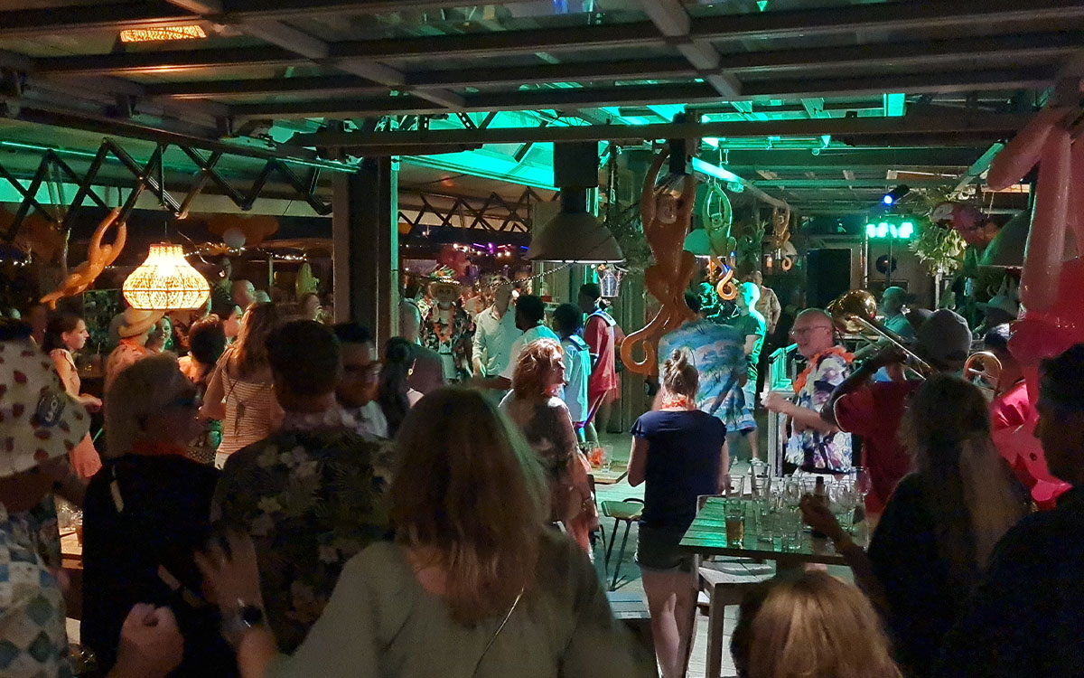 geslaagdfeest Borrelende collega's genieten van een geslaagde avond in de beachclub van Solbeach Scheveningen.