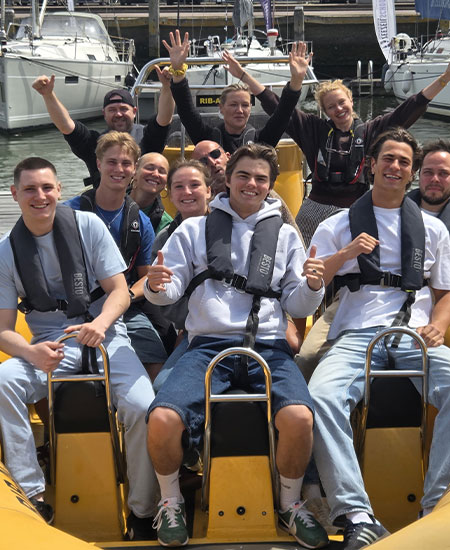 Adrenalinekick op het water met een RIB boottocht georganiseerd door strandtent Solbeach.