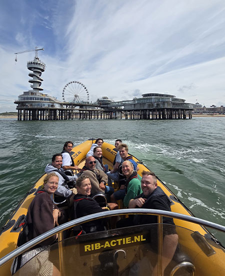 Spectaculaire RIB boottocht langs de Scheveningse pier voor zakelijke bedrijfsuitjes.