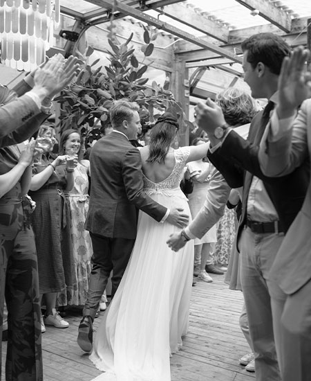 Trouwceremonie met gasten en uitzicht op zee bij beachclub Solbeach in Scheveningen.