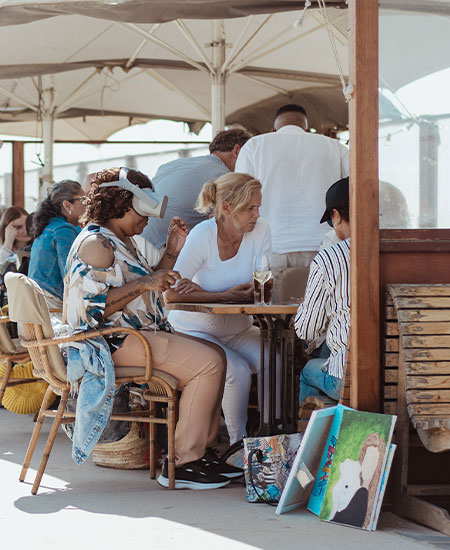 Gezellig samenzijn op het terras van strandtent Solbeach tijdens een zakelijk bedrijfsuitje.