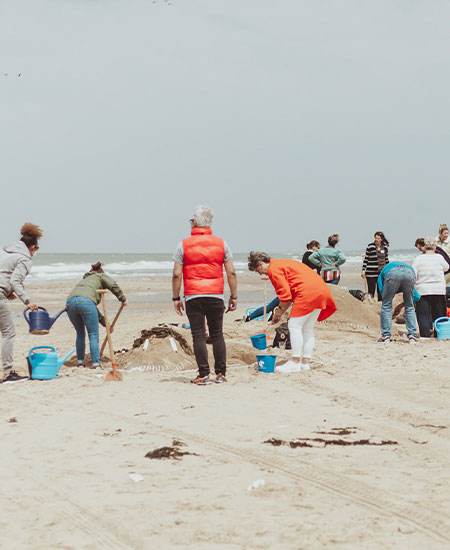 Teambuilding zandsculpturen maken op het strand van Scheveningen met Solbeach.