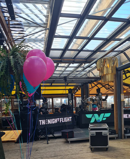 Feestzaal feestelijk verlicht en ingericht voor een grootschalig bedrijfsuitje bij Solbeach Scheveningen.