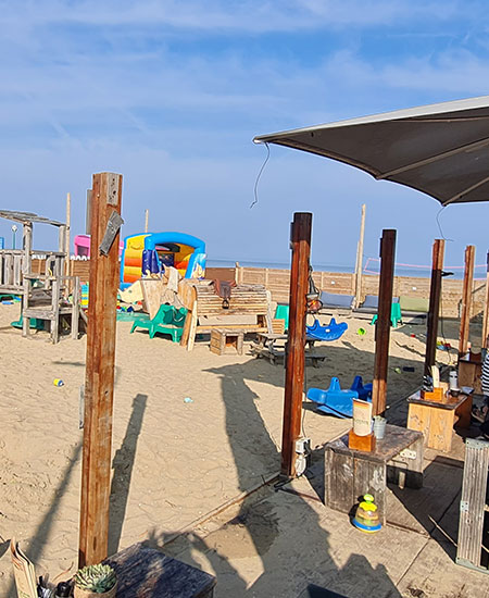 Veilige speelplek op het strand van Scheveningen tijdens familie-uitjes bij beachclub Solbeach.