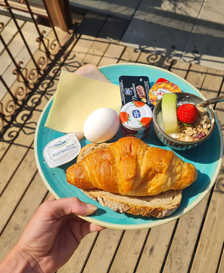 Luxe ontbijtbuffet met verse croissants en broodjes voor groepen bij strandtent Solbeach Scheveningen.