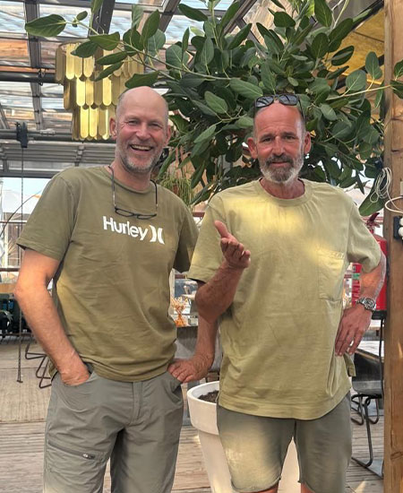 Gastheren van beachclub Solbeach verwelkomen gasten op het strand van Scheveningen.