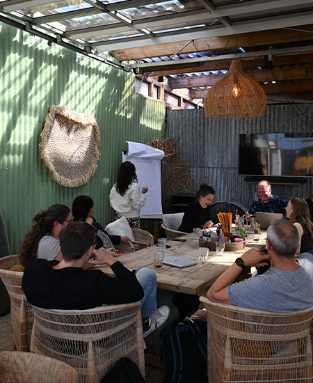 Ruim terras ingericht voor zakelijke bijeenkomsten, congressen en vergaderingen bij Solbeach.