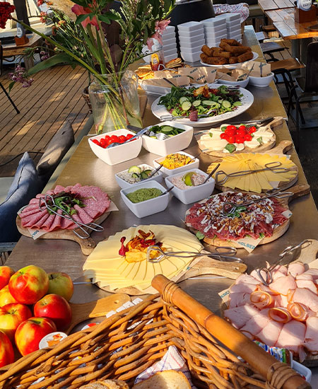 Rijkgevuld borrelbuffet met hapjes tijdens een bedrijfsevenement bij beachclub Solbeach.