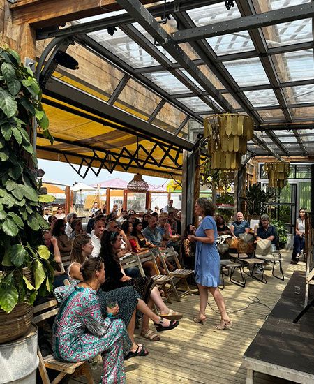 Zakelijk evenement met borrel op het overdekte strandterras van Solbeach.