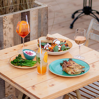 Kleurrijke cocktails en tapasgerechten voor een zakelijke borrel bij Solbeach Scheveningen.