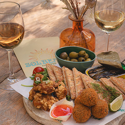Wijnarrangement met verse tapas en olijven op het terras van strandtent Solbeach Scheveningen.