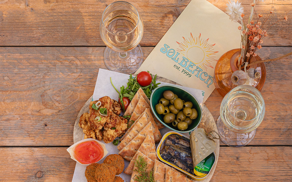 highbeerwine Luxe borrelplateau met mediterrane tapas en hapjes voor een high beer of wine bij Solbeach.