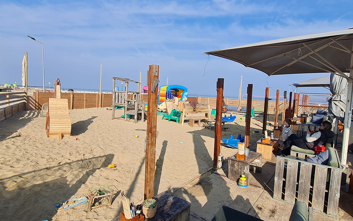 kinderfeestdetail3 Kinderspeelplaats met houten speelstoelen op het strand voor beachclub Solbeach Scheveningen.