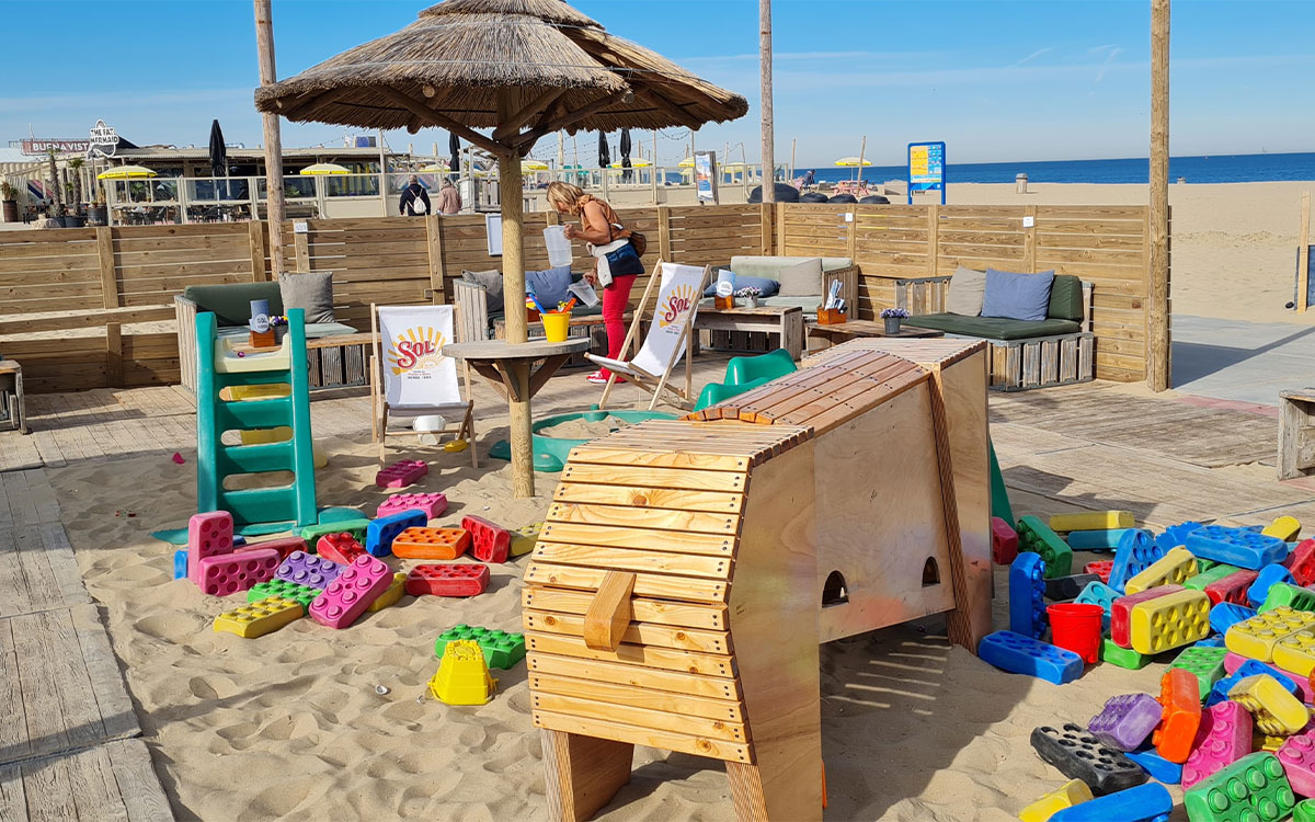 kinderfeestdetail4 Strand speelzone met speeltoestellen in het zand voor kinderfeestjes en familie-evenementen bij Solbeach Scheveningen.