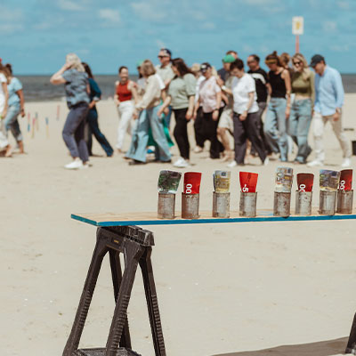 Sportieve teambuilding en strandspellen voor bedrijven op het strand van Scheveningen.