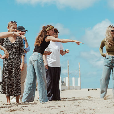 Collega's speuren het strand af tijdens een interactieve teambuilding activiteit bij Solbeach.