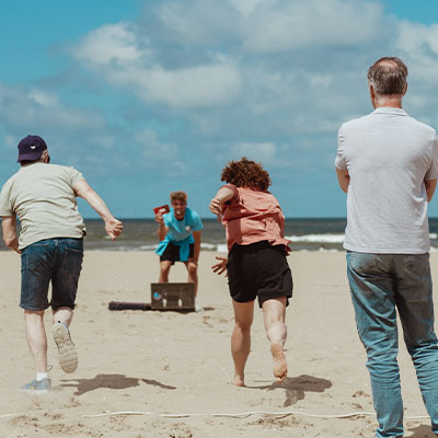 Actieve strandactiviteiten en zeskamp tijdens een bedrijfsuitje bij beachclub Solbeach.