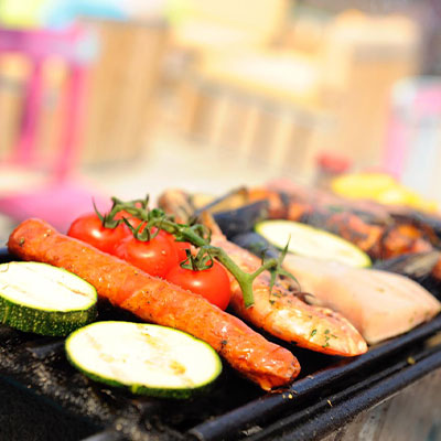 Verse groentespiezen en ingrediënten voor de strandbarbecue bij beachclub Solbeach Scheveningen.