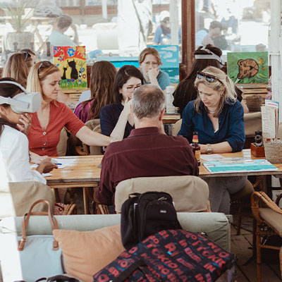 Creatieve brainstormsessie en workshop met collega's bij beachclub Solbeach Scheveningen.