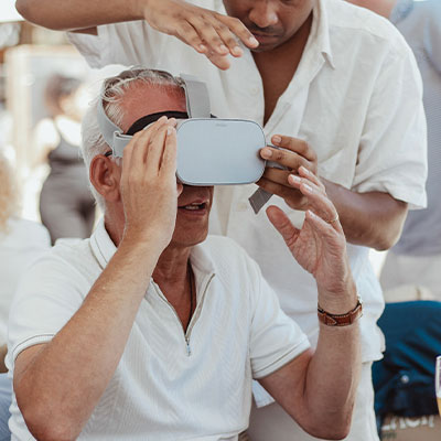 Deelnemers met VR-bril tijdens een interactieve teambuilding game bij Solbeach.