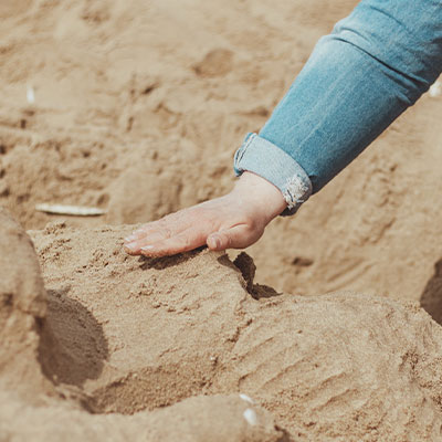 Zandkunst maken tijdens een creatieve workshop op het strand van Scheveningen.