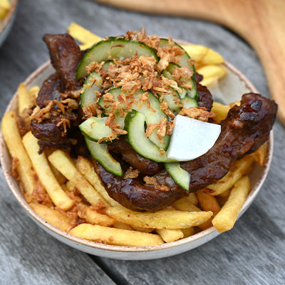 Portie knapperige friet met luxe toppings geserveerd tijdens een borrel bij Solbeach.