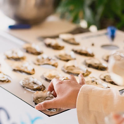 Luxe oesters op ijs geserveerd tijdens een feestelijk zakelijk evenement bij Solbeach Scheveningen.