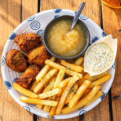 Kindermenu met knapperige frites, snacks en appelmoes bij strandtent Solbeach Scheveningen.