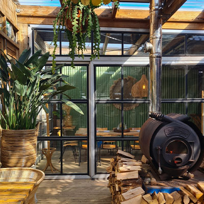 Inspirerende zakelijke vergaderlocatie met planten en natuurlijk licht bij beachclub Solbeach.
